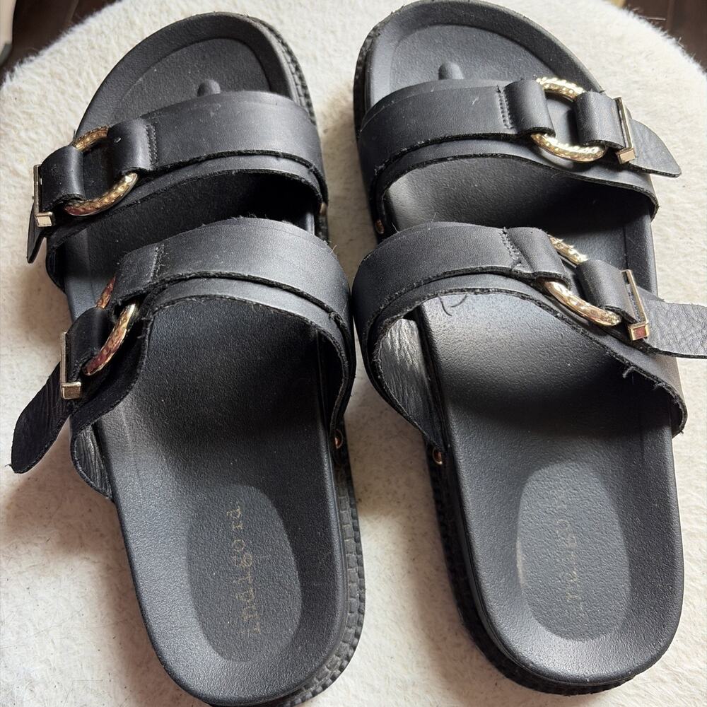 Women's Indigo Rd. Black slip on Sandals Large Gold Buckle Size 7.5 - Picture 3 of 4